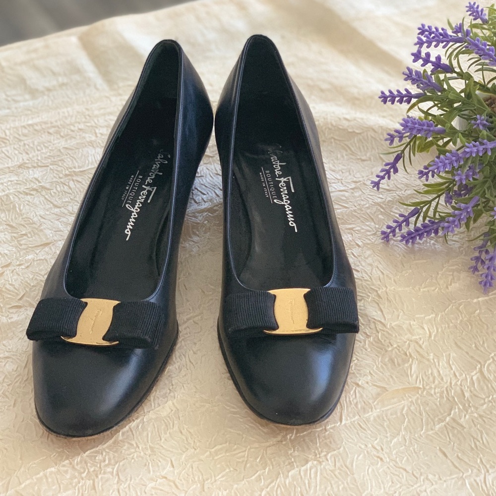 Salvatore Ferragamo Vara pumps (size 9.5 AAA)